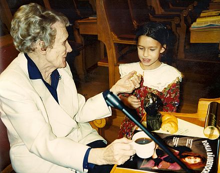 Astrid Lindgren mit Mädchen