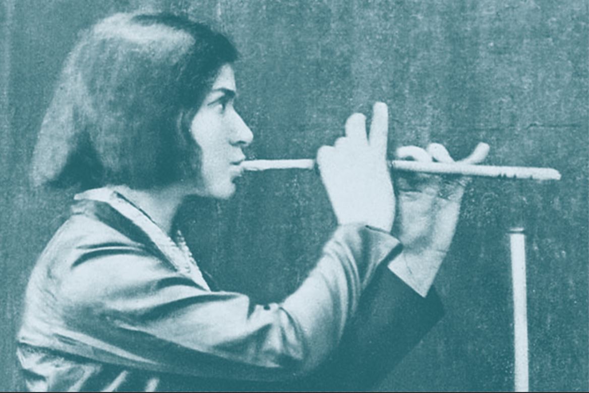 Else Lasker-Schüler mit Flöte